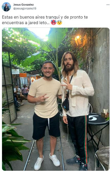 El fanático que se cruzó con Jared Leto. Foto: Twitter.