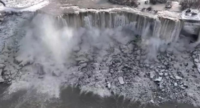 Las Cataratas del Niágara se congelaron parcialmente. NA