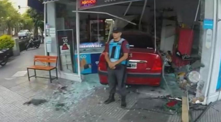 Conductor alcoholizado se metió con el auto en kiosko de Almagro. Foto: NA.