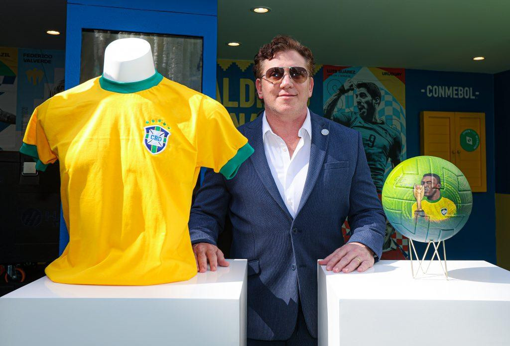 La nueva camiseta de Brasil que propone la Conmebol en honor a Pelé. Foto: Twitter @CONMEBOL.
