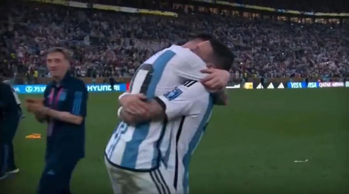 El abrazo eterno entre Messi y Di María. Foto: captura de video.