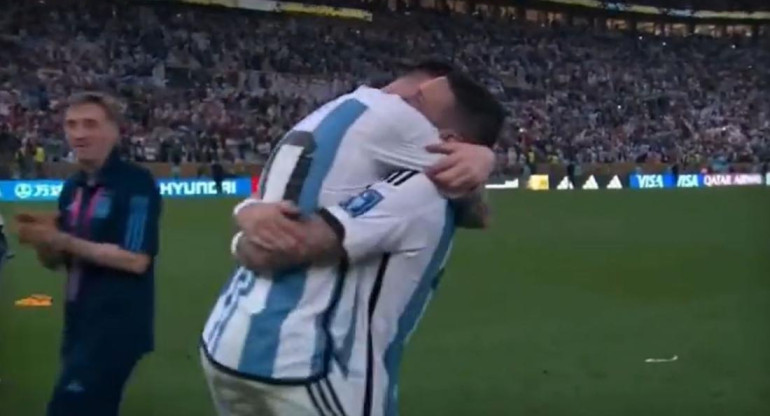 El eterno abrazo entre Messi y Di María. Foto: captura de video.