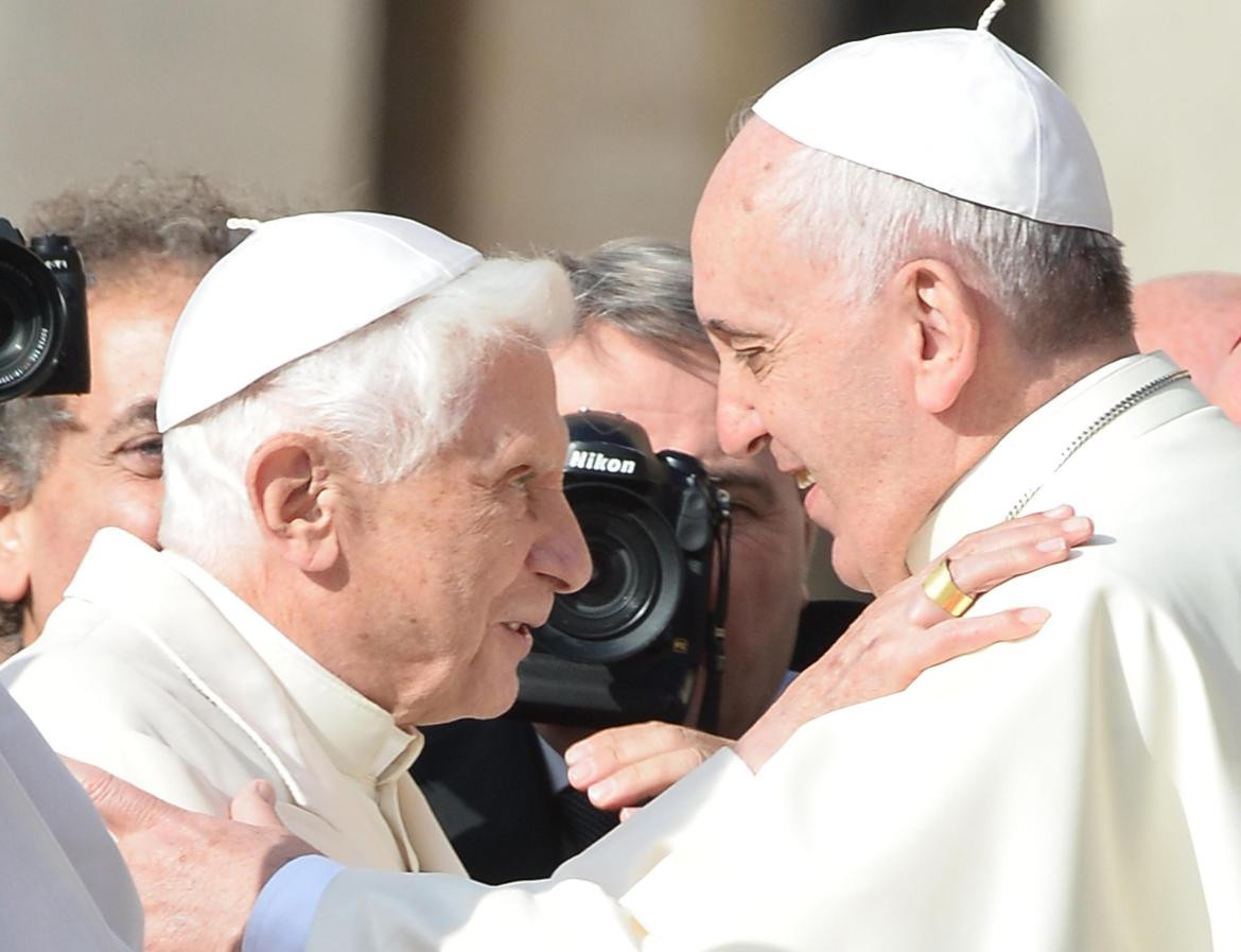 El Papa Benedicto XVI y el Papa Francisco. Foto: EFE.