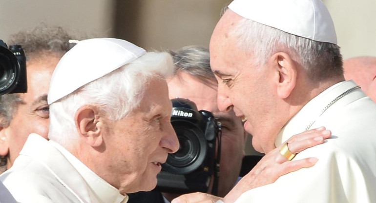 El Papa Benedicto XVI y el Papa Francisco. Foto: EFE.