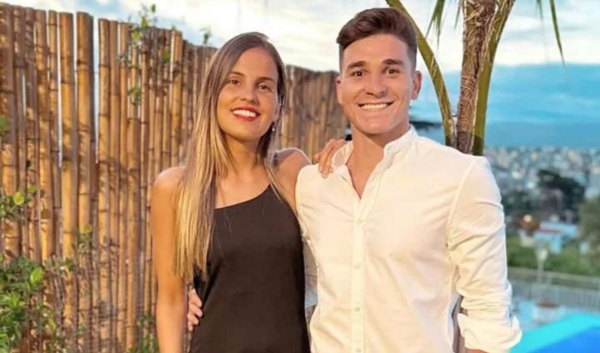 Julián Álvarez y su novia. Foto: Instagram.