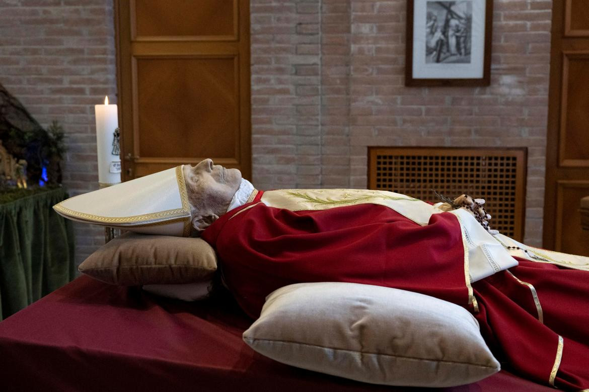 Las imágenes del cuerpo de Benedicto XVI. Foto: Reuters.