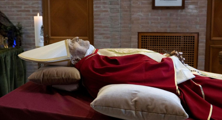 Las imágenes del cuerpo de Benedicto XVI. Foto: Reuters.