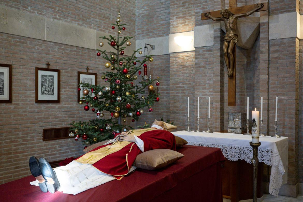 Las imágenes del cuerpo de Benedicto XVI. Foto: Reuters.