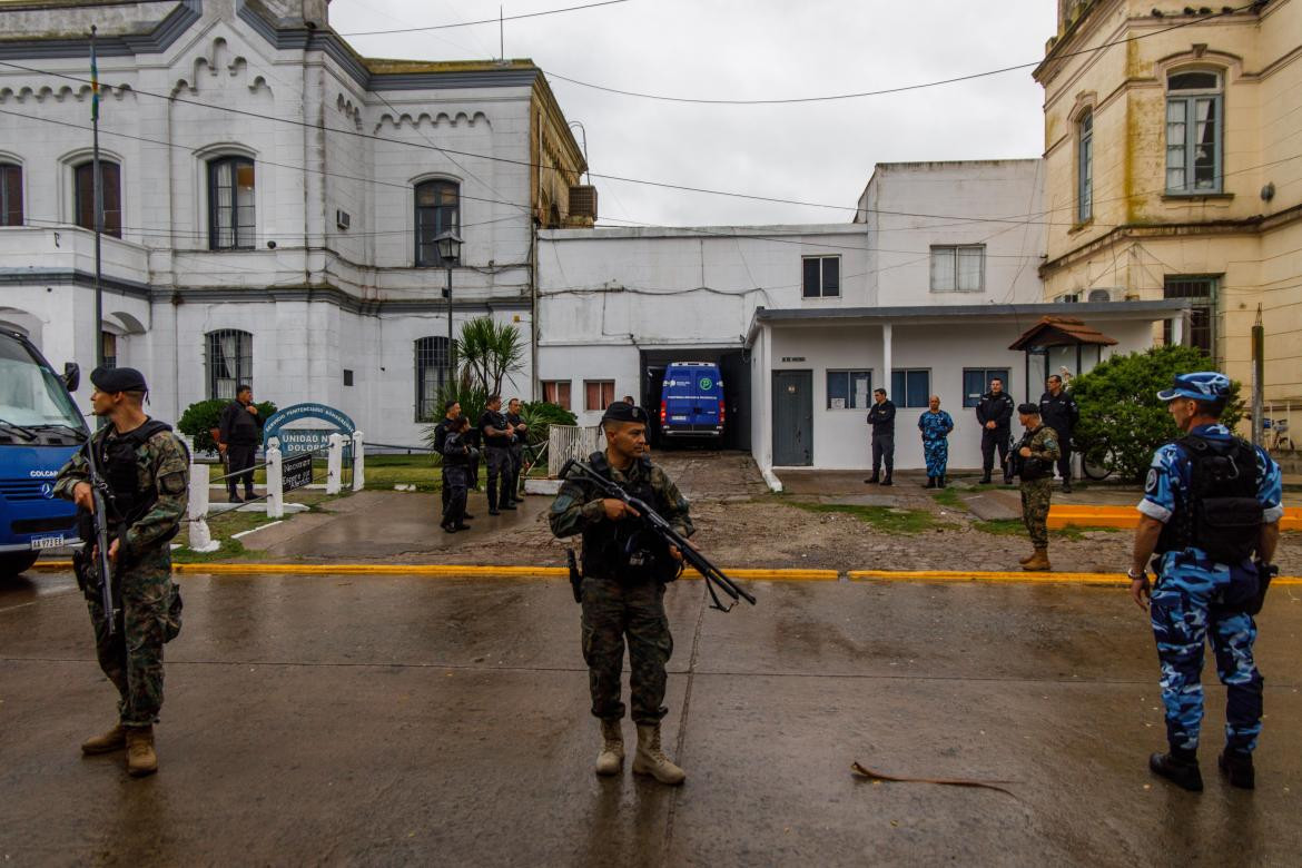 Los ocho rugbiers acusados del crimen de Fernando Báez Sosa llegaron esta mañana a los Tribunales de Dolores donde a partir de hoy comenzarán a ser juzgados por el asesinato del joven ocurrido a la salida de un boliche en la localidad balnearia de Villa G