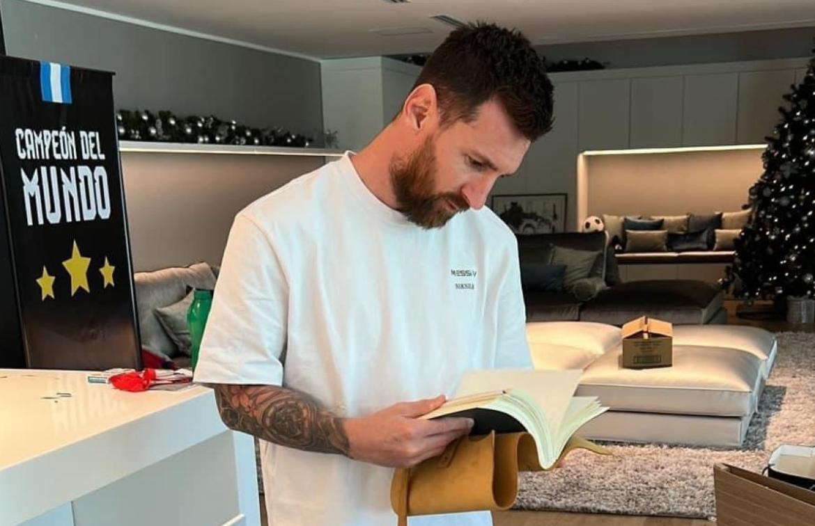 Messi con el libro de firmas que le regalaron sus vecinos de Funes. Foto: Gentileza Kentucky Club de Campo.