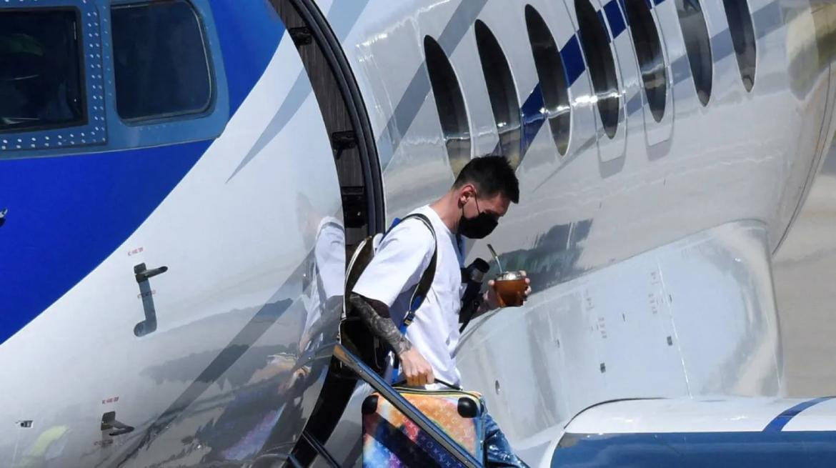 Lionel Messi, llegada a París. Foto: REUTERS