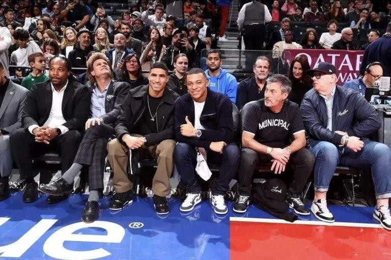 Mbappé en el partido de la NBA. Foto: NA.