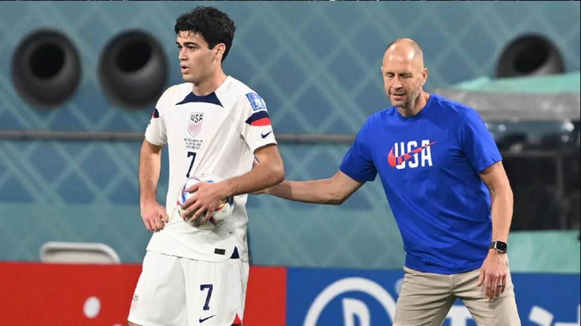 Giovanni Reyna y el técnico Berhalter. Foto: REUTERS