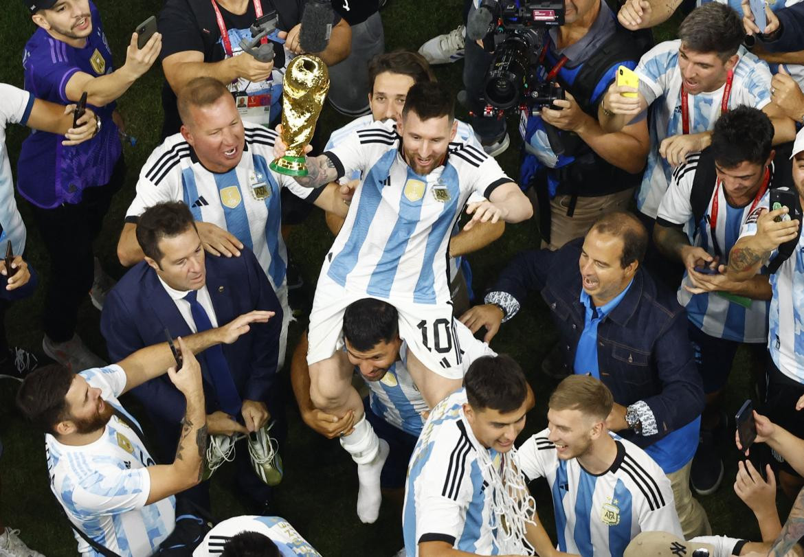 Lionel Messi y Sergio Agüero en la final del Mundial de Qatar. Foto: REUTERS.