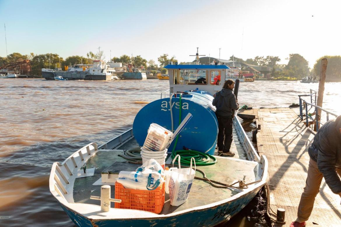 Desde el 2020, AySA entregó más de 13 millones de litros de agua potable a 5 mil familias en el Delta