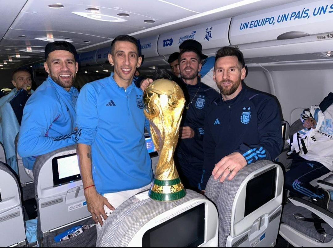 Lionel Messi y compañeros de la Selección con la copa del mundo. Foto: @LionelMessi.