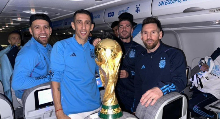 Lionel Messi y compañeros de la Selección con la copa del mundo. Foto: @LionelMessi.