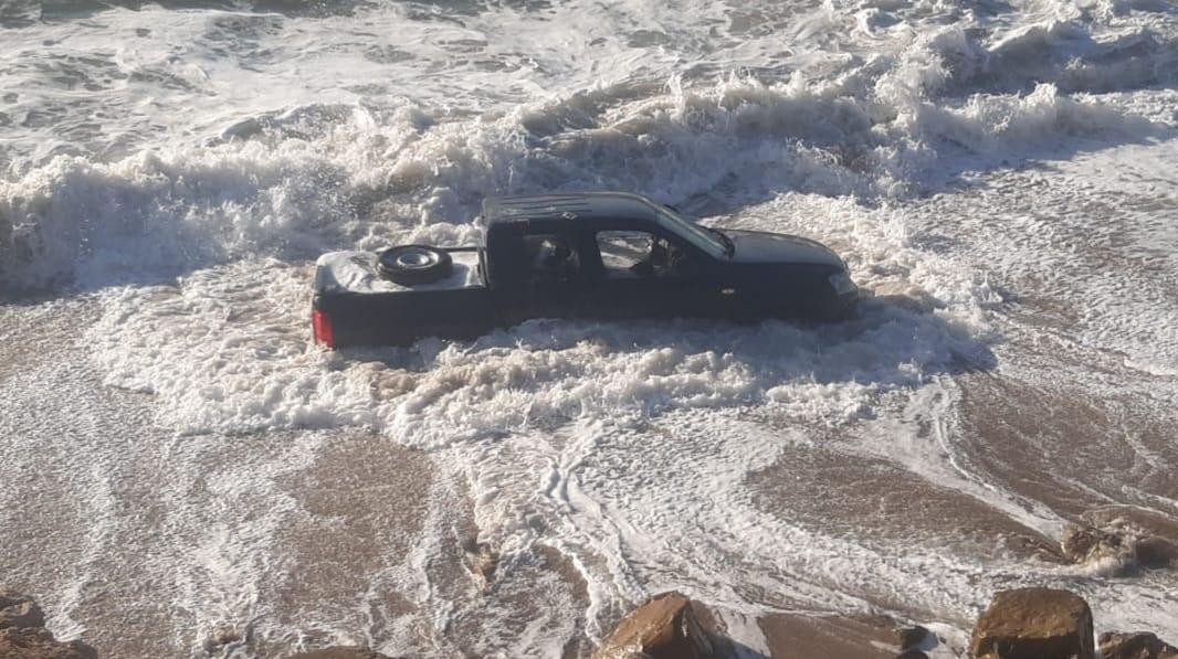El auto del femicida arrojado al mar. Foto: Télam
