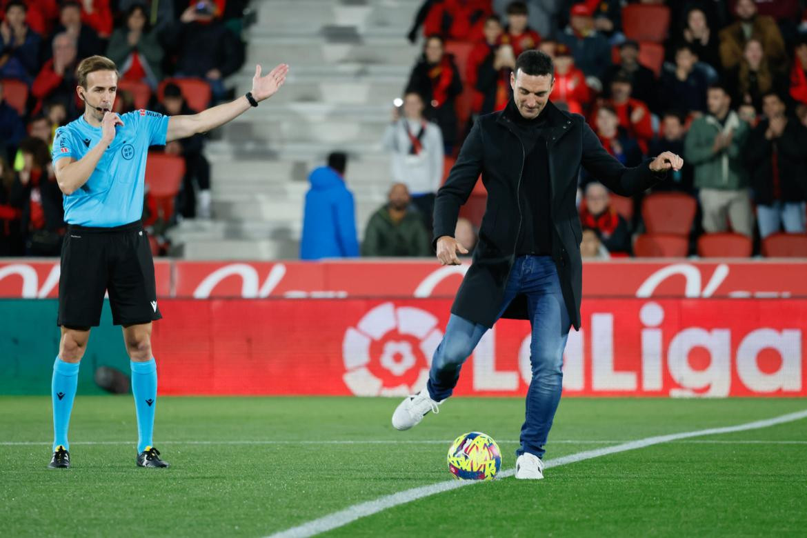 Homenaje a Lionel Scaloni en el inicio del partido de LaLiga de España. Foto: EFE