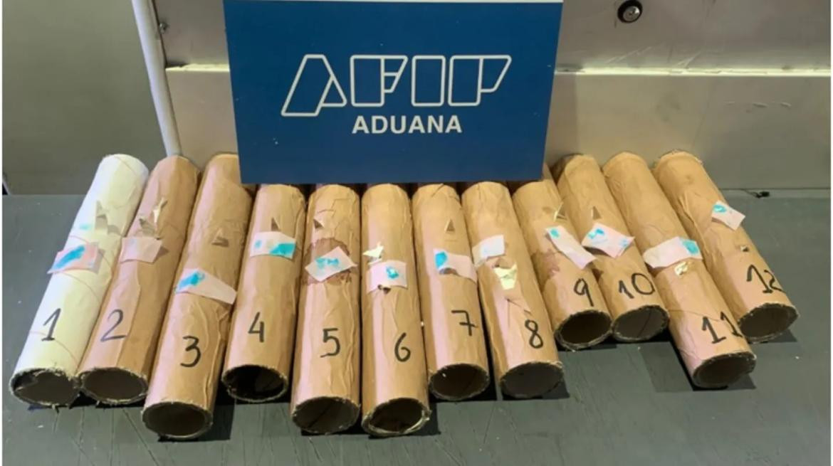 La Aduana incautó 12 rollos con cocaína en un paquete con destino a Australia. Foto: AFIP.