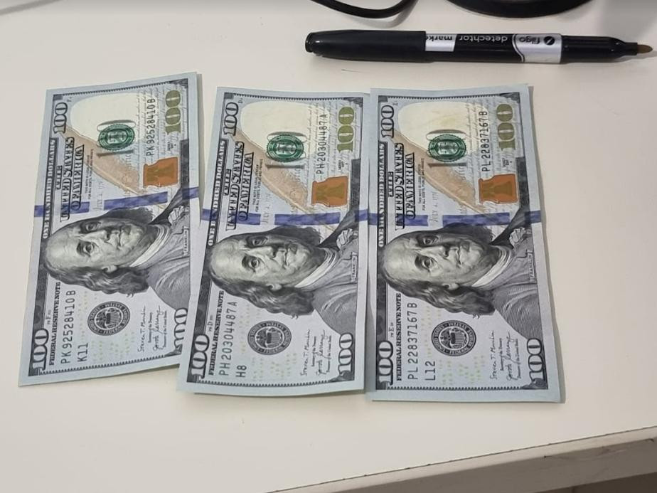 Aduana descubre 60 mil dólares ocultos en bolsas de café. Foto: Aduana.