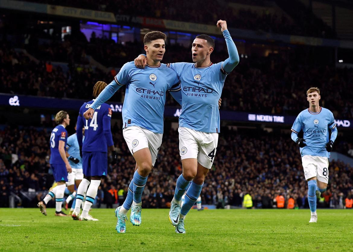 Julián Álvarez y Phil Foden; Manchester City. Foto: Reuters.