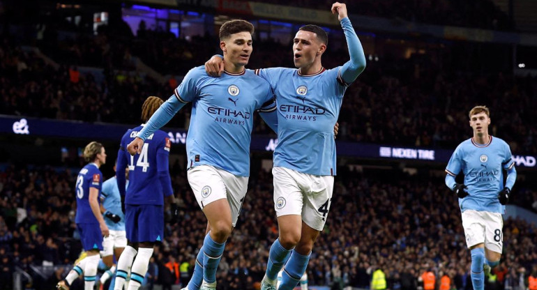 Julián Álvarez y Phil Foden; Manchester City. Foto: Reuters.
