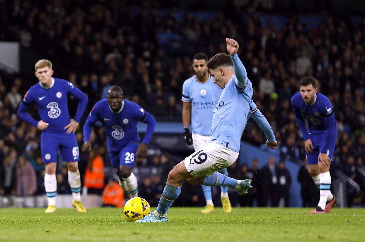 Penal de Julián Álvarez; Manchester City. Foto: Reuters.