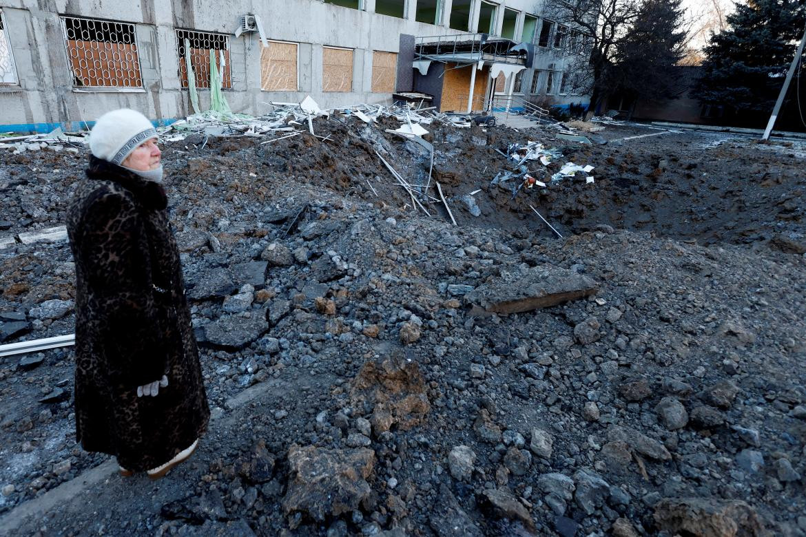 Una mujer mira el sitio de un ataque con misiles _guerra Rusia Ucrania Foto Reuters