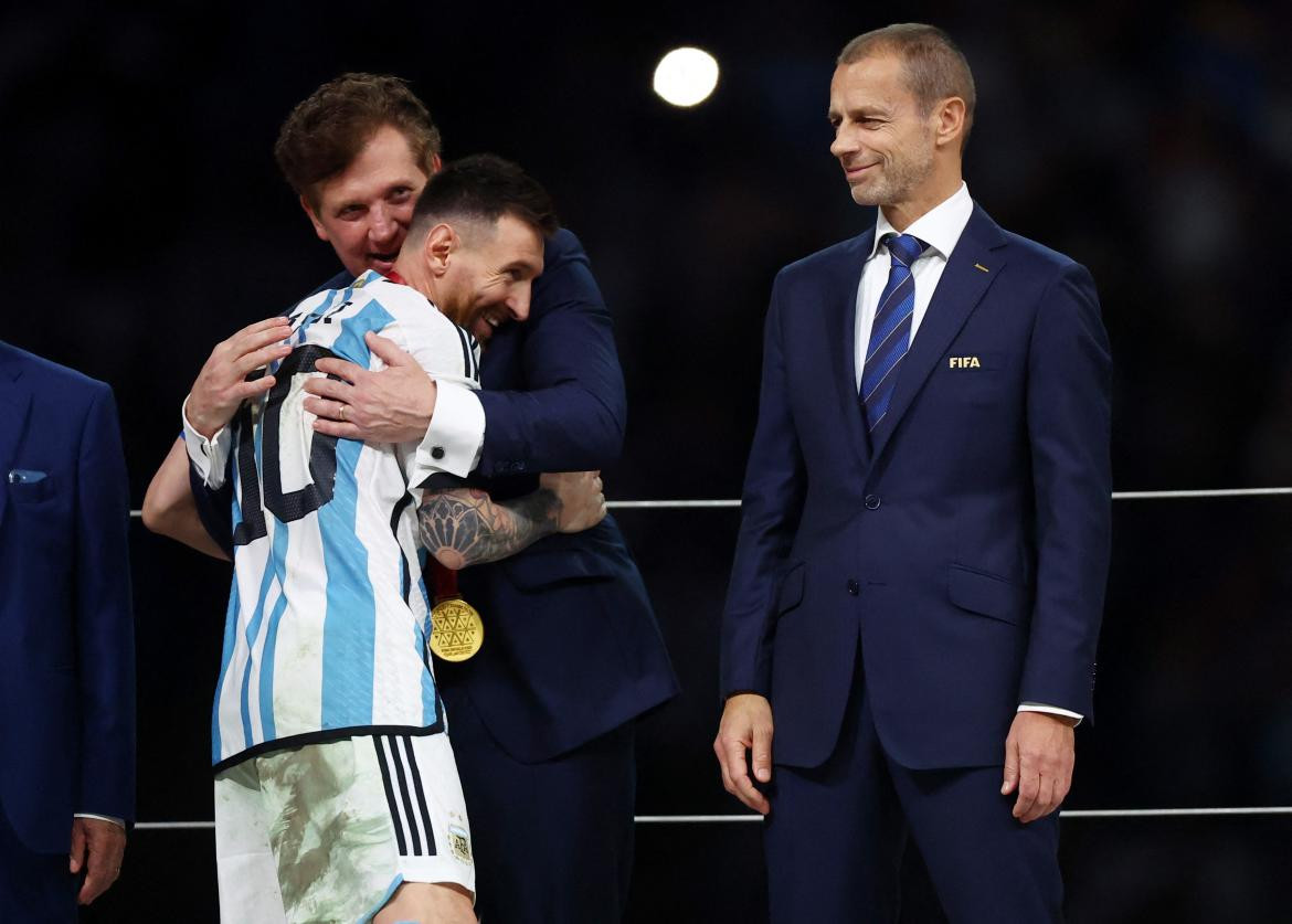 Alejandro Domínguez y Lionel Messi. Foto: REUTERS.