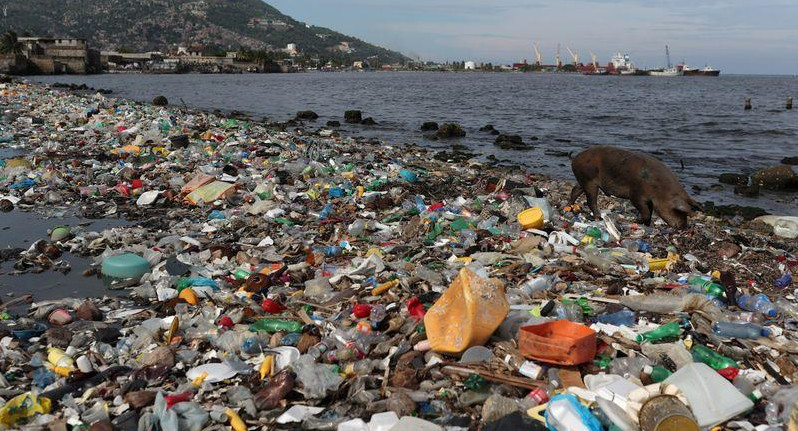 Residuos plásticos en el océano. Foto: REUTERS