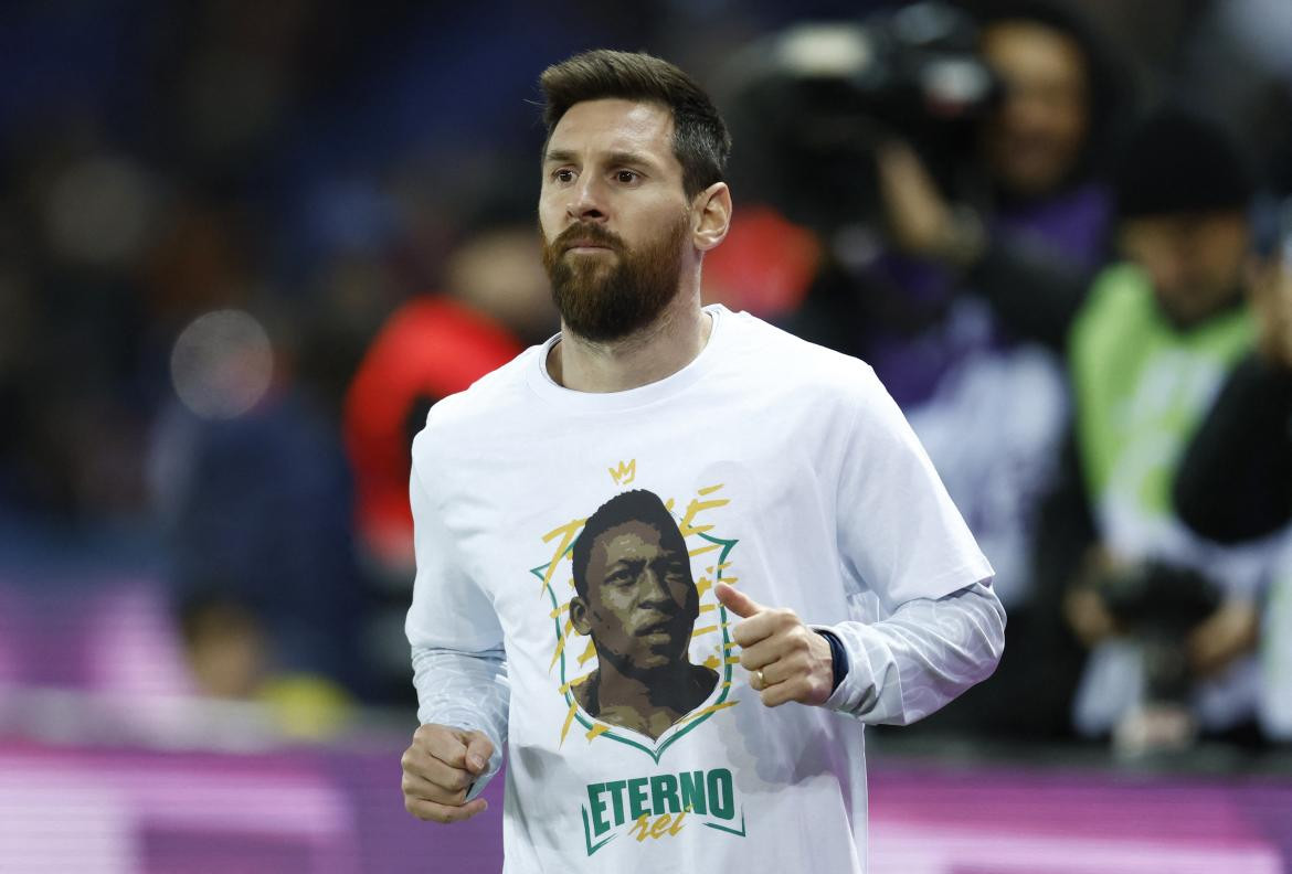 Homenaje del PSG para Pelé en la vuelta de Messi. Foto: REUTERS.