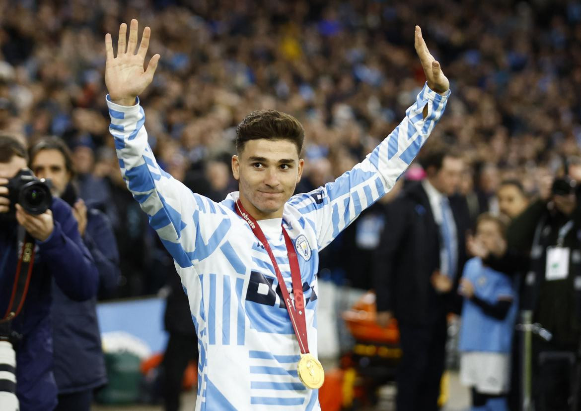 Julián Álvarez con la medalla de Campeón del Mundo 2. Foto: Reuters.