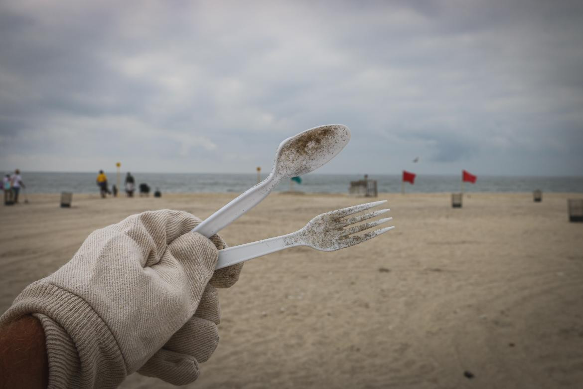 El Reino Unido prohibirá los platos y cubiertos de plástico de un solo uso. Foto: Unsplash.