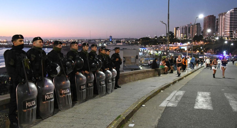 Efectivos policiales en la Costa Atlántica. Foto: Télam.