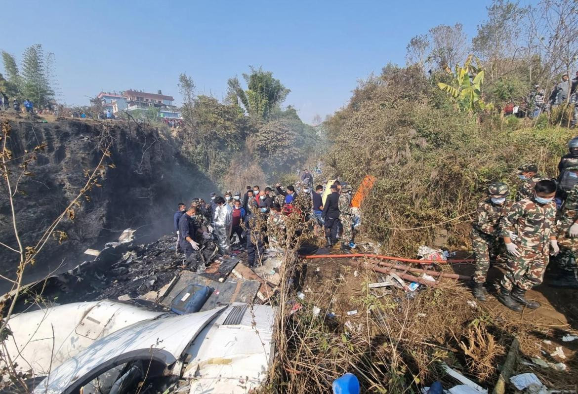 Un avión se estrelló en Nepal. FOTO: EFE