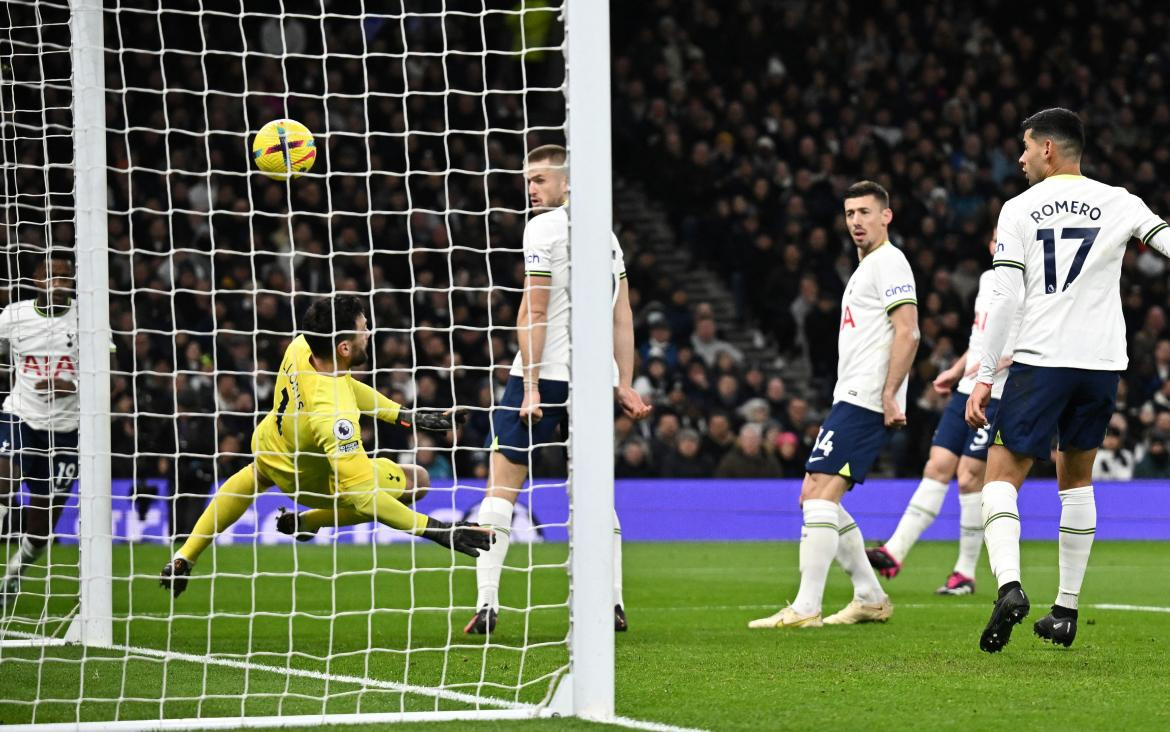 Tottenham-Arsenal; blooper de Lloris. Foto: Reuters.