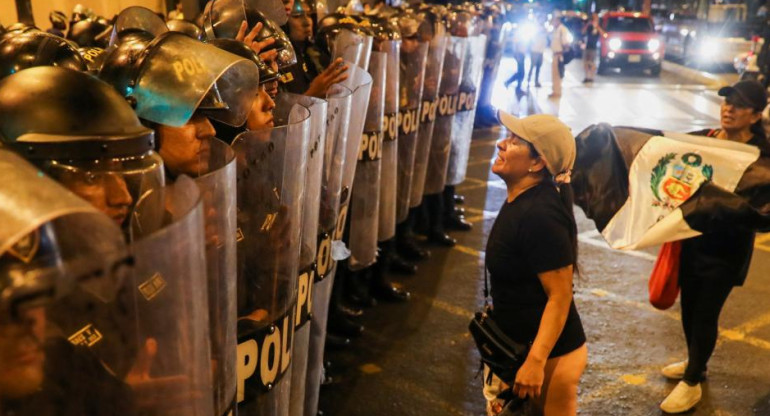  Manifestantes peruanos enfrentándose con la Policía_ Reuters