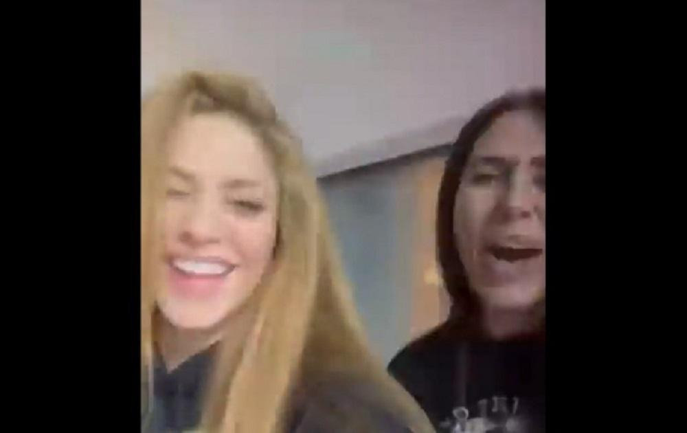 Shakira y amiga, foto captura de video