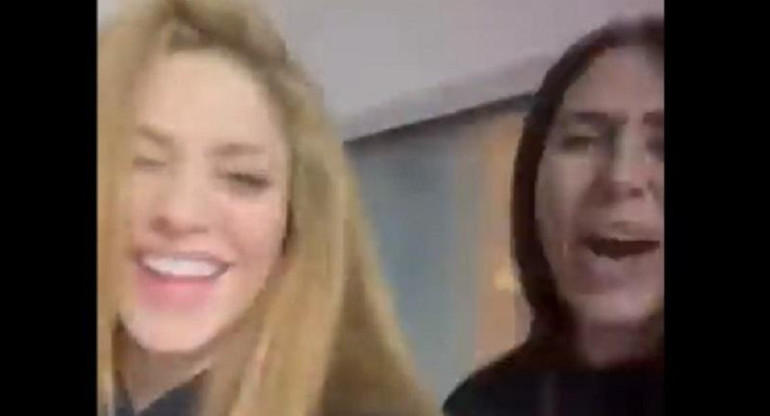 Shakira y amiga, foto captura de video