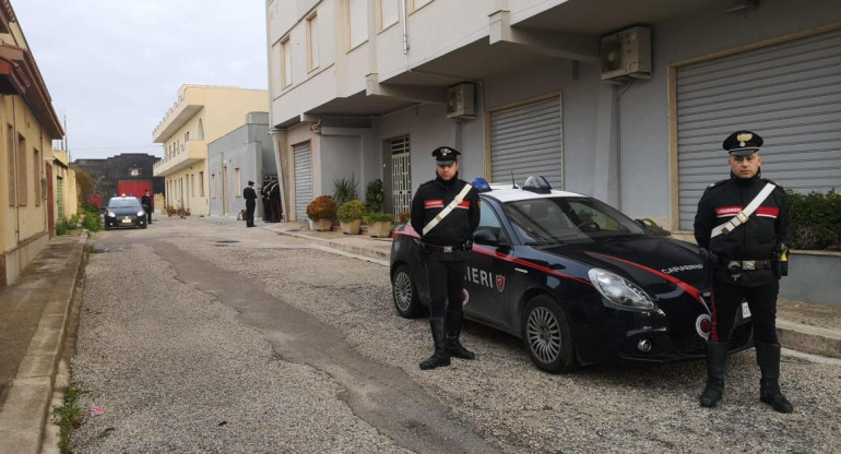 Custodia en la calle que da al escondite de Messina Denaro. Foto: EFE.
