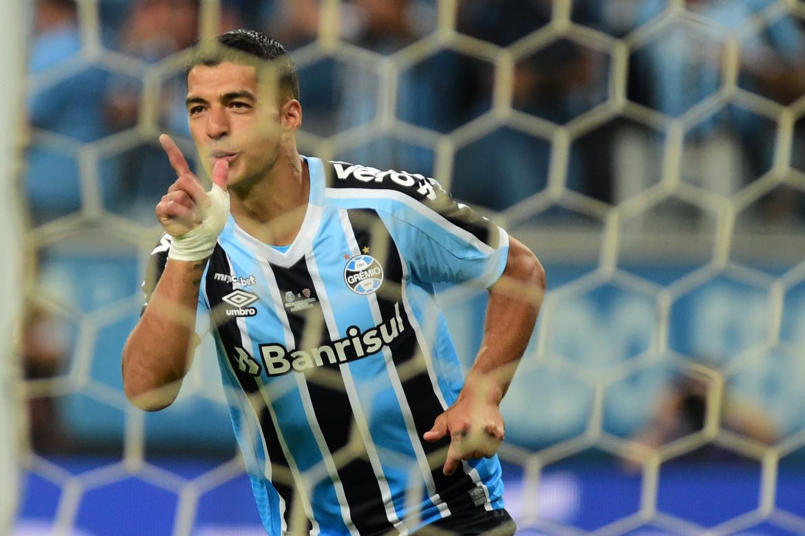 Festejo de Luis Suárez para Gremio por la Recopa Gaúcha. Foto: EFE.