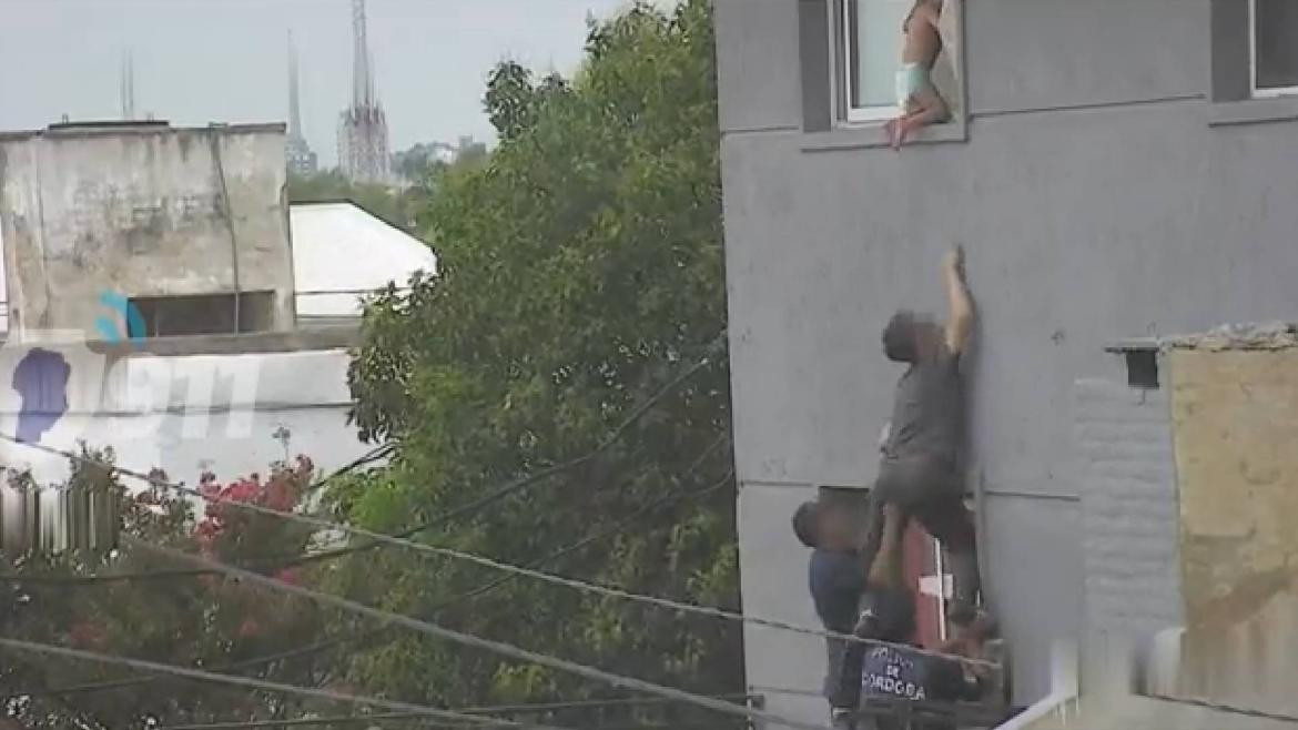 Momento en que rescatan al bebé en Córdoba. Foto: captura video