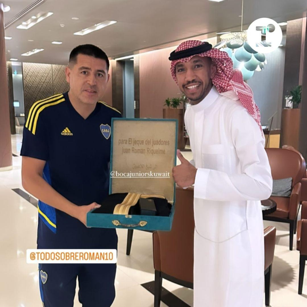 Riquelme recibió su bisht en la previa a la Supercopa Internacional. Foto: @todosobreRoman.