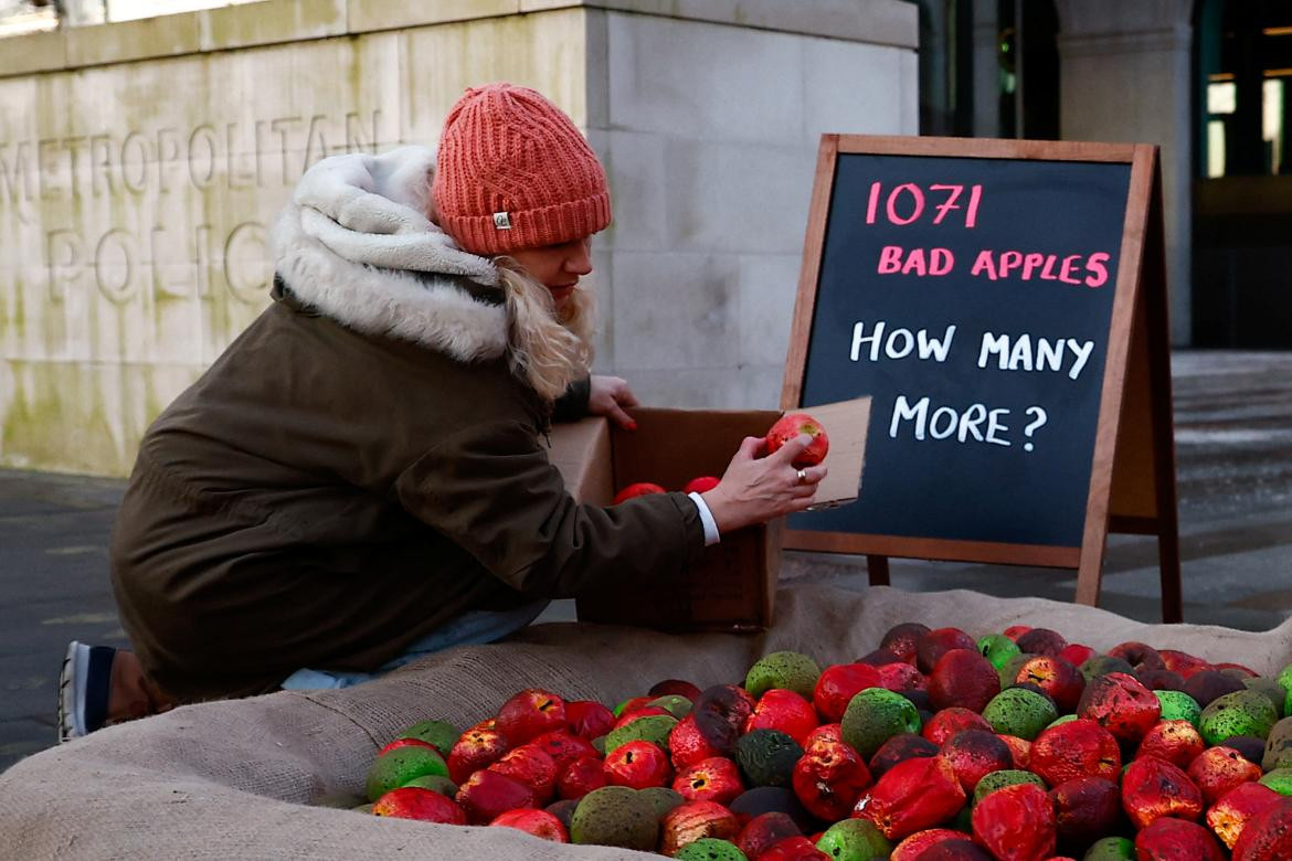 Manzanas podridas en protesta por abusos de policías de Londres_Reuters