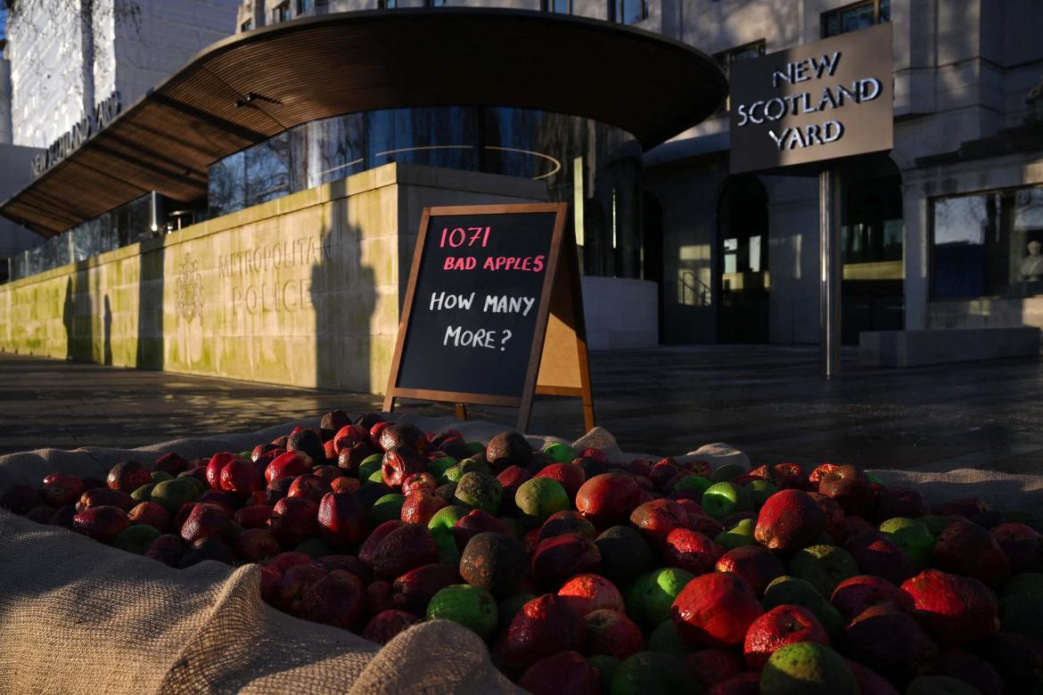 Manzanas podridas en protesta por abusos de policías de Londres_Reuters