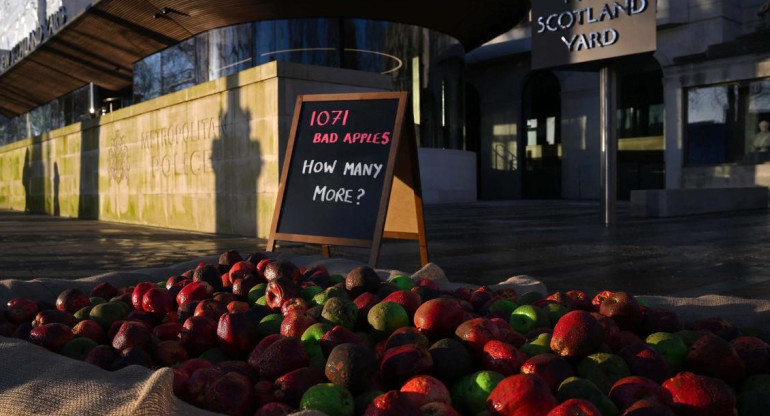 Manzanas podridas en protesta por abusos de policías de Londres_Télam