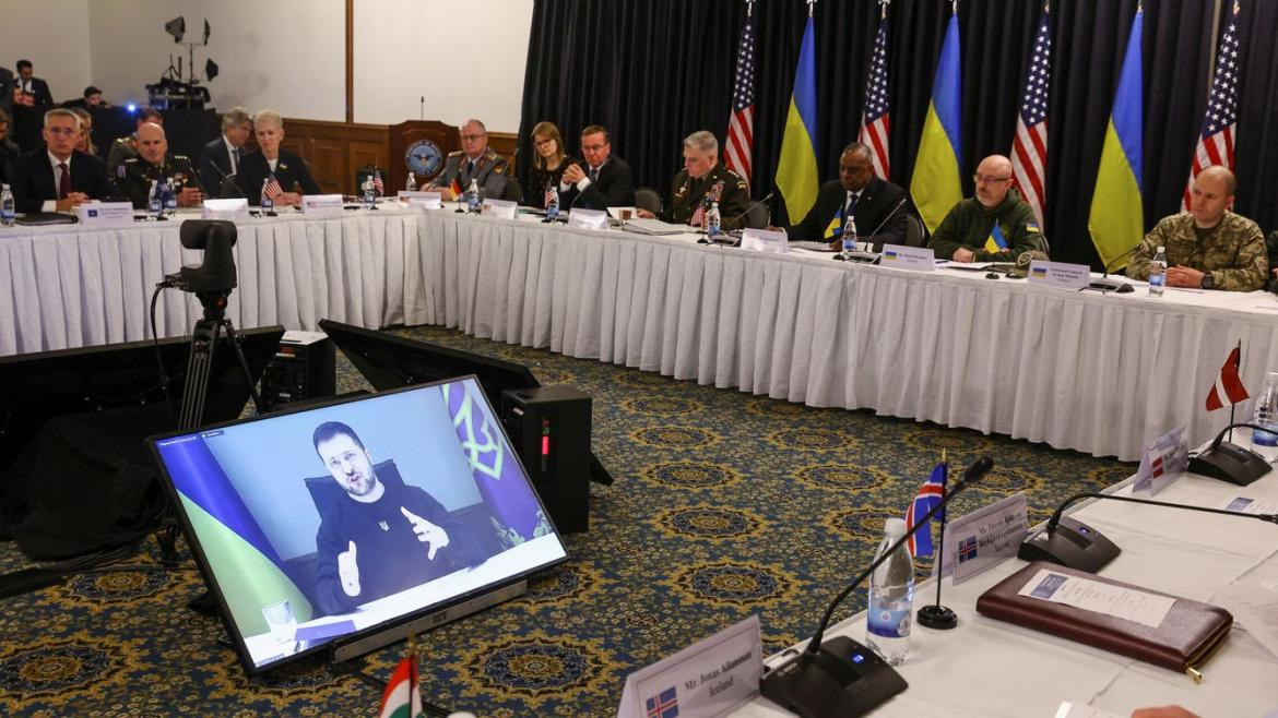 Zelenski, interviene por videoconferencia en la cumbre de aliados de Ucrania celebrada en Ramstein, Alemania. Foto: REUTERS