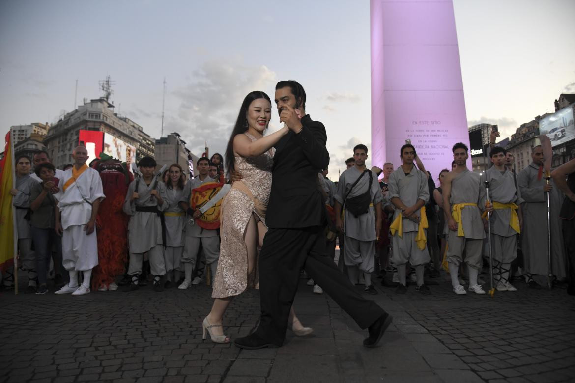 Pareja bailando tango; Año Nuevo chino. Foto: Télam.