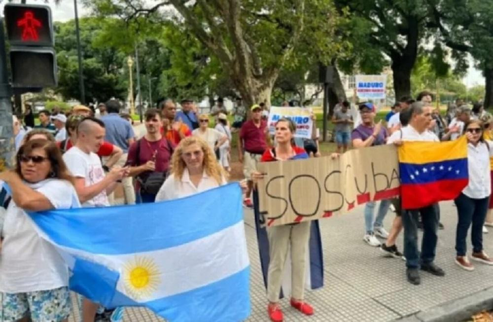Masiva protesta de venezolanos contra la llegada de Maduro a la Argentina, NA	